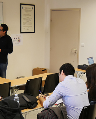 « Nous travaillons les cas concrets pour leur permettre une insertion professionnelle rapide et réussie ! » Le Dr Moez Bennouri témoigne de son expérience avec les étudiants MSc in Finance de MBS