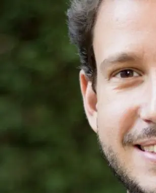 Dr Paul Chiambaretto, professeur à MBS et actuellement dans le magazine Capital : Le transport aérien est au cœur de mes recherches car c’est non seulement une passion mais aussi un secteur fascinant