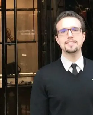 Portrait chinois de Jean-David Lavrut, diplômé Master, responsable de département chez Burberry et… écrivain !