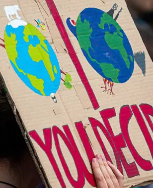 S’engager face à l’urgence climatique : Dr. Helen Etchanchu cofonde OS4future, un collectif de chercheurs en sciences de gestion qui vise à transformer les comportements et les organisations