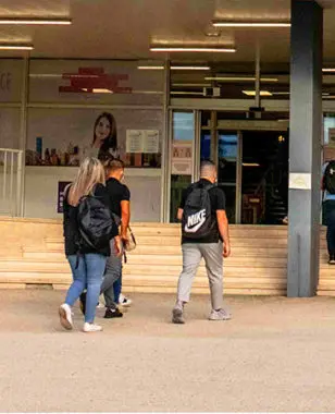 Student Initiative: Matteo and three of his classmates imagine " 1 jour 1 Start-up " ("1 day 1 Start-up"), an editorial concept that stimulates creativity and entrepreneurial spirit!