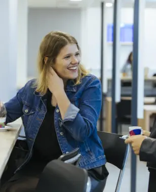 Quand on est jeune, on devrait nous donner le temps de nous construire pas à pas. Grâce à Montpellier BS, j’ai pu découvrir ce que je voulais vraiment ! Témoignage d’Anna, diplômée Master 2016, en poste chez EDF EN Services dans les RH