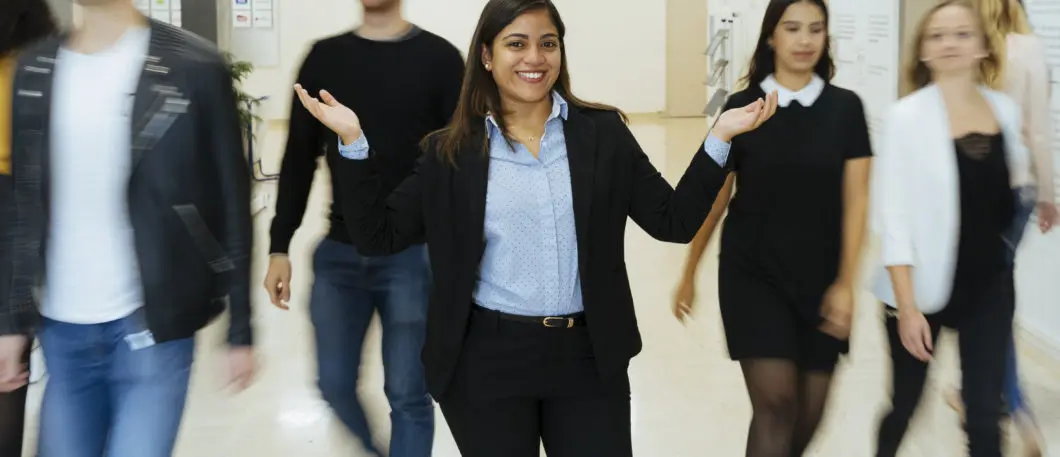 « Si je m'éclate aujourd'hui en tournée avec mon one-woman-show qui cartonne, c'est aussi grâce à mon diplôme de MBS» le témoignage d’Isabelle Goudé Lavarde diplômée 1991 !