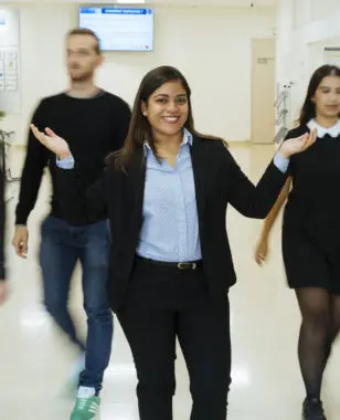 « Si je m'éclate aujourd'hui en tournée avec mon one-woman-show qui cartonne, c'est aussi grâce à mon diplôme de MBS» le témoignage d’Isabelle Goudé Lavarde diplômée 1991 !