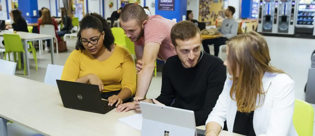 étudiants travaux groupe