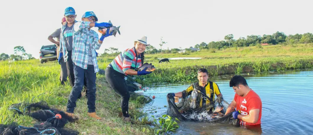 Leidy Virginia Condori reçoit le Prix « Jeune entreprise innovante et responsable » d’une valeur de 10 000€ pour développer une pisciculture responsable en Bolivie.