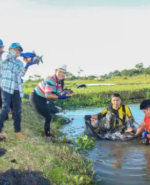 Leidy Virginia Condori reçoit le Prix « Jeune entreprise innovante et responsable » d’une valeur de 10 000€ pour développer une pisciculture responsable en Bolivie.